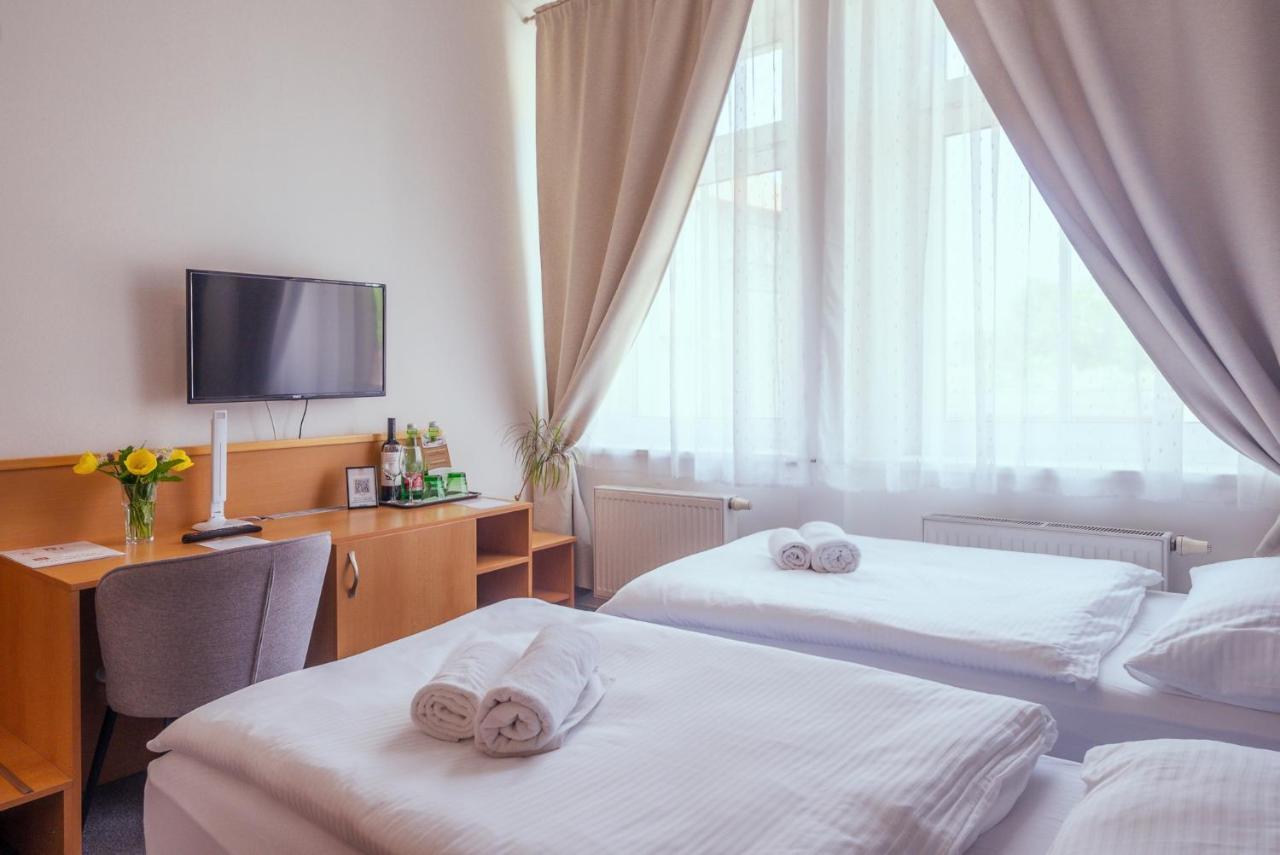 Narodni Dum Podborany Hotell Exteriör bild